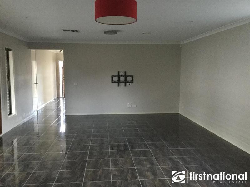 39 Yorkshire Drive, Cranbourne North VIC 3977