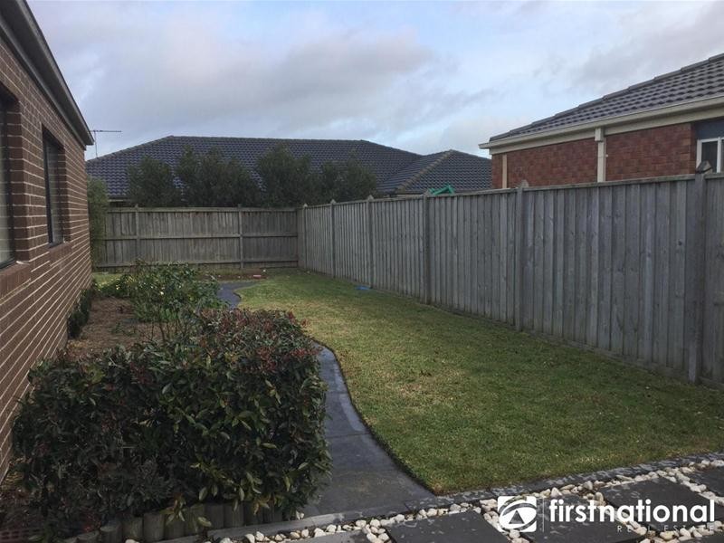 39 Yorkshire Drive, Cranbourne North VIC 3977