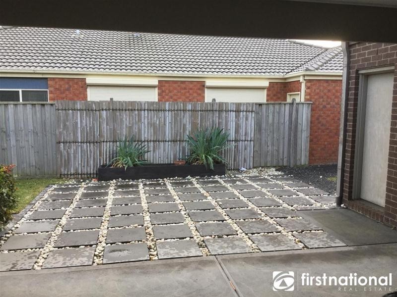 39 Yorkshire Drive, Cranbourne North VIC 3977