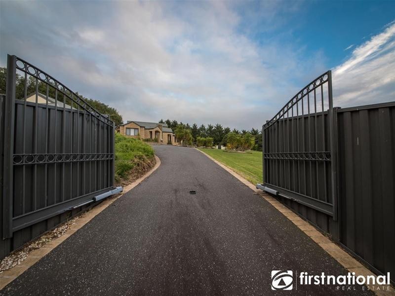 15-16 Tamara Close, Berwick VIC 3806