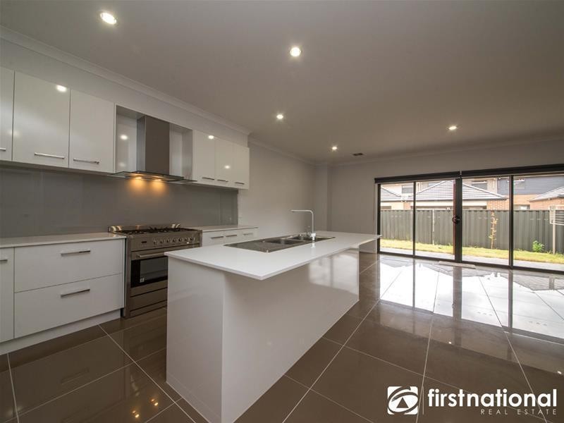 32 Swan Street, Pakenham VIC 3810