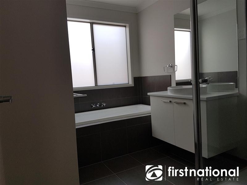 10 Eloise Circuit, Officer VIC 3809