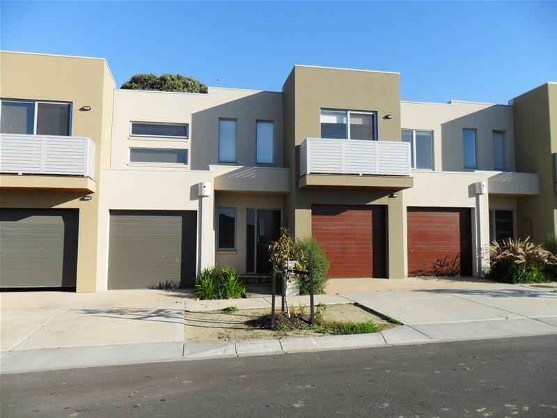 8 Manna Row, Officer VIC 3809