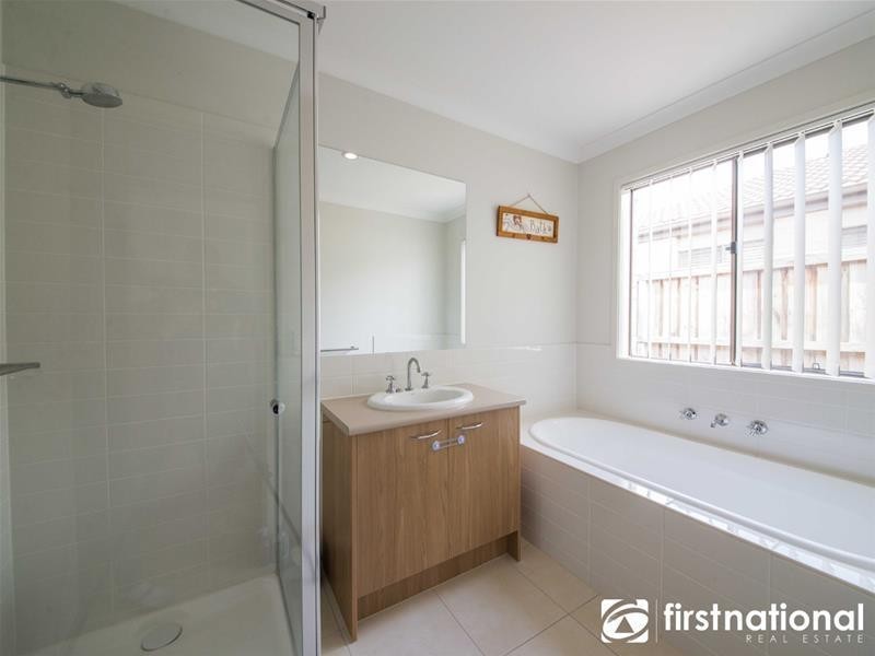 122 Sandalwood Drive, Pakenham VIC 3810