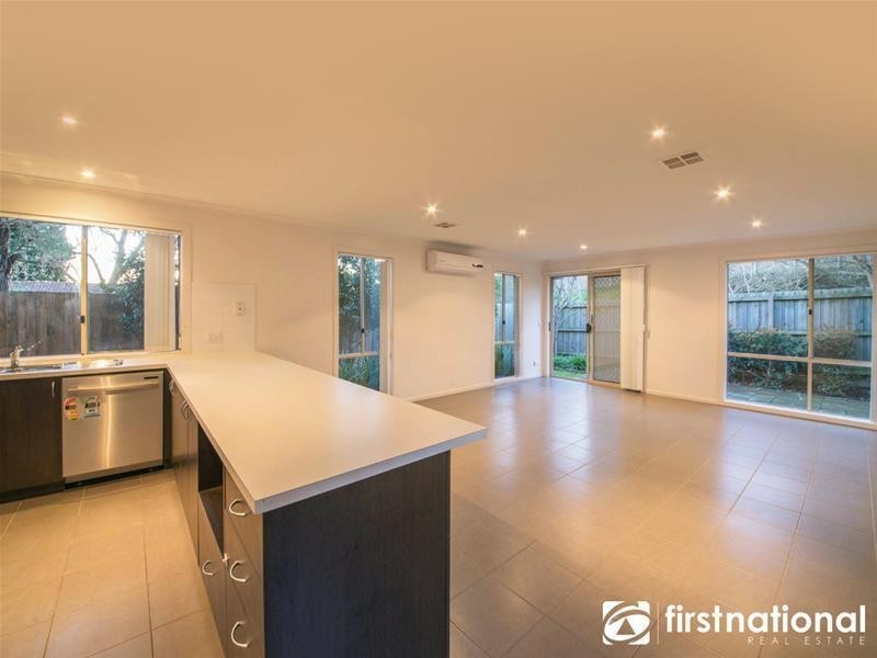 2/55-57 Strathavan Drive, Berwick VIC 3806