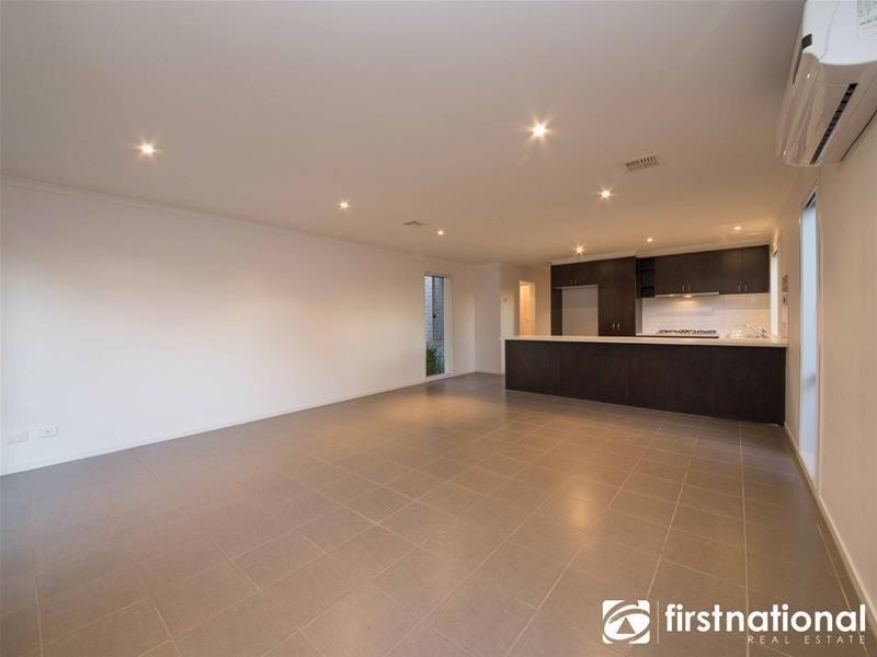 2/55-57 Strathavan Drive, Berwick VIC 3806