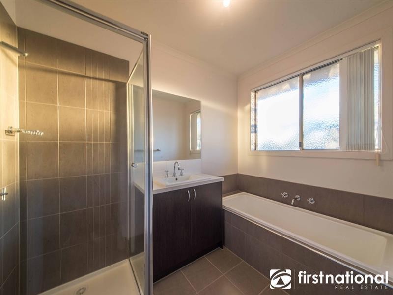 2/55-57 Strathavan Drive, Berwick VIC 3806