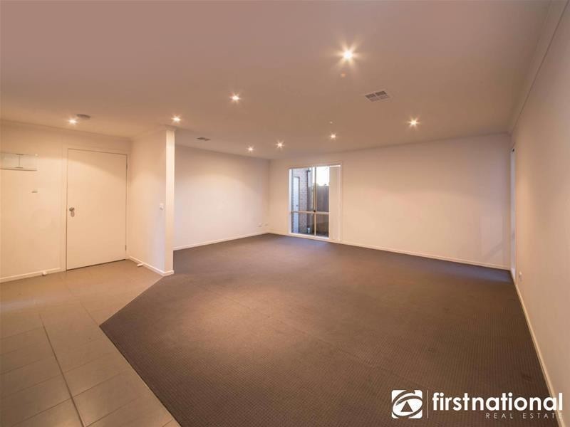 2/55-57 Strathavan Drive, Berwick VIC 3806