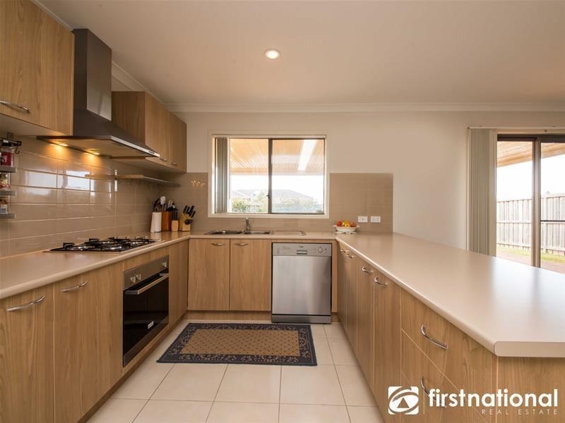 122 Sandalwood Drive, Pakenham VIC 3810