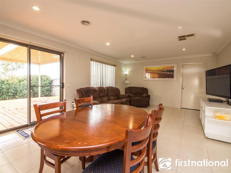 122 Sandalwood Drive, Pakenham VIC 3810