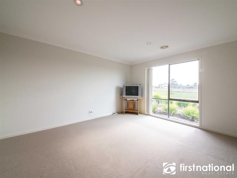 122 Sandalwood Drive, Pakenham VIC 3810
