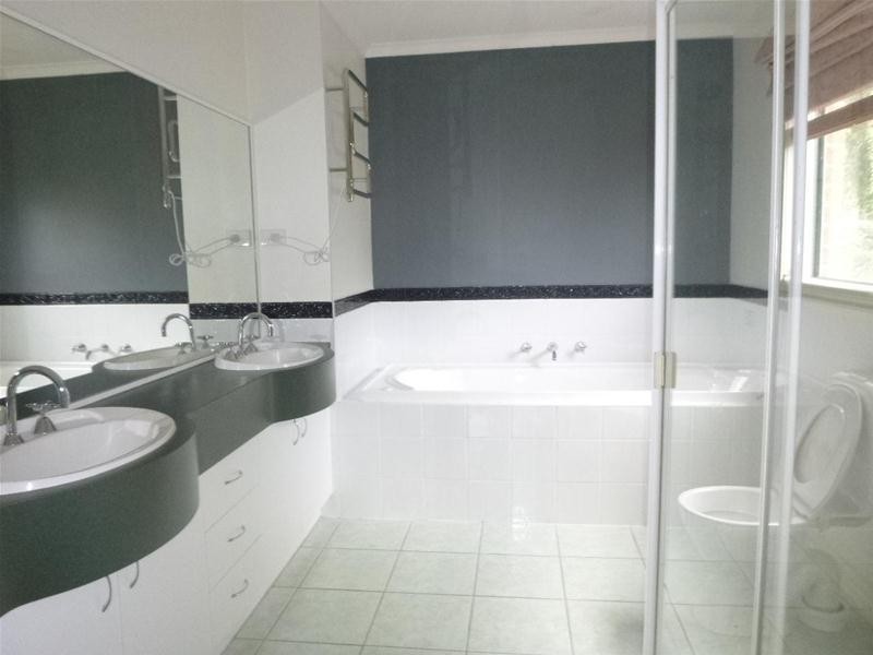 11 Gavinton Place, Berwick VIC 3806