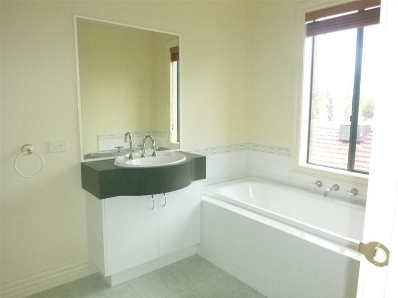 11 Gavinton Place, Berwick VIC 3806