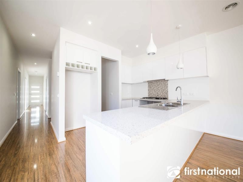 10 Coberley Way, Cranbourne North VIC 3977