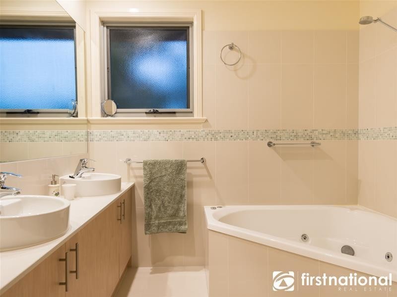 2/43 Peel  Street, Berwick VIC 3806