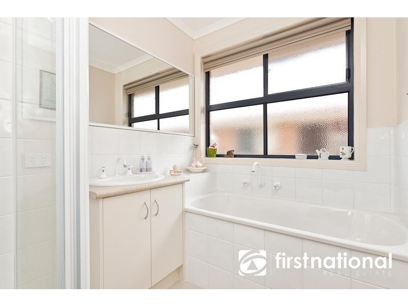 27 Riviera Drive, Pakenham VIC 3810