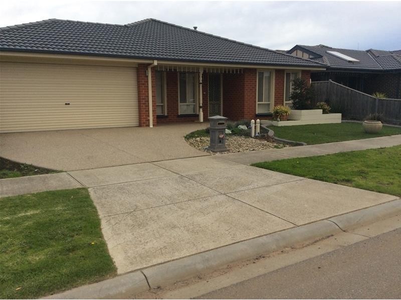 7 Howe Way, Cranbourne East VIC 3977