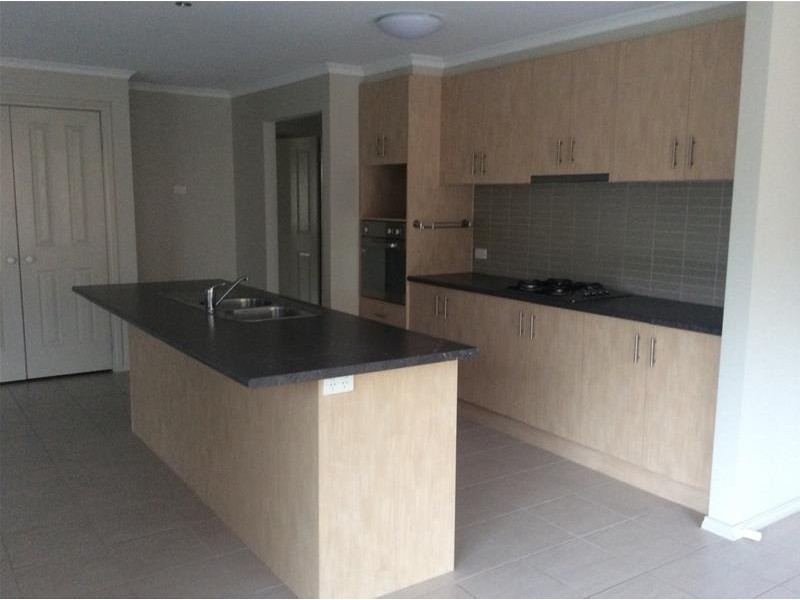 7 Howe Way, Cranbourne East VIC 3977