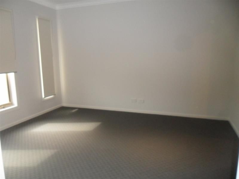 16 Denton Drive, Officer VIC 3809