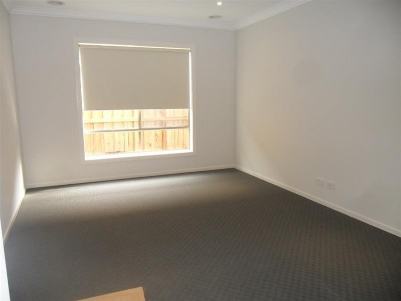 16 Denton Drive, Officer VIC 3809