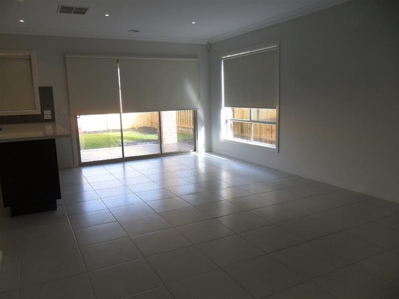 16 Denton Drive, Officer VIC 3809