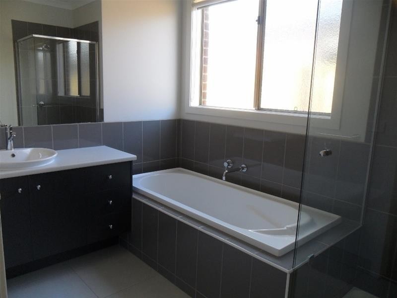 16 Denton Drive, Officer VIC 3809