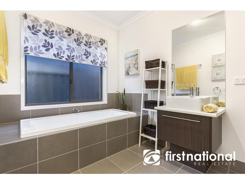 30 Waterside Drive, Pakenham VIC 3810