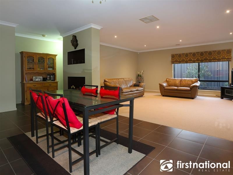 24 Perry Circuit, Cranbourne North VIC 3977