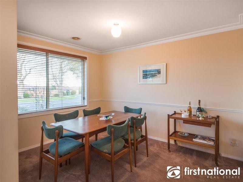 1 Renwarl Close, Berwick VIC 3806