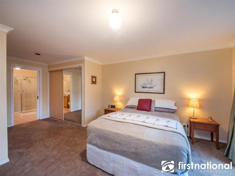 1 Renwarl Close, Berwick VIC 3806