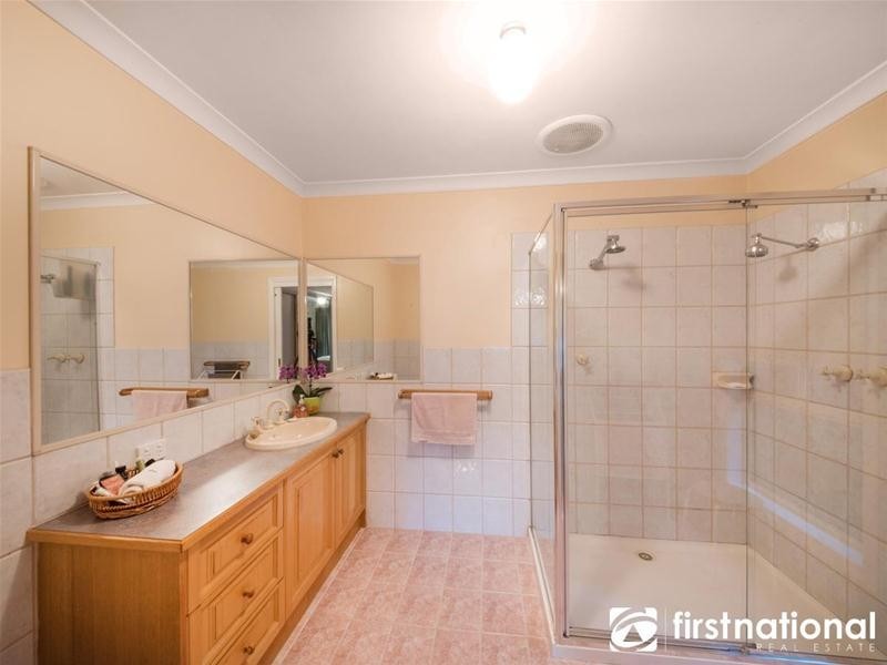 1 Renwarl Close, Berwick VIC 3806