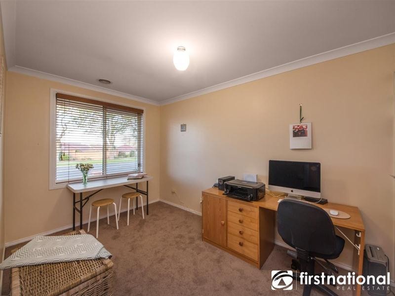 1 Renwarl Close, Berwick VIC 3806