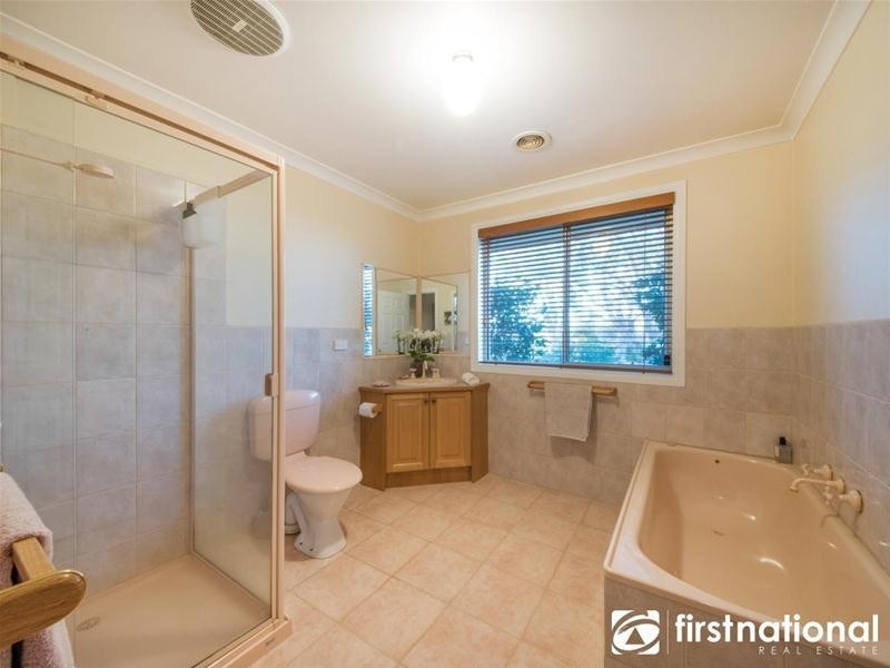 1 Renwarl Close, Berwick VIC 3806