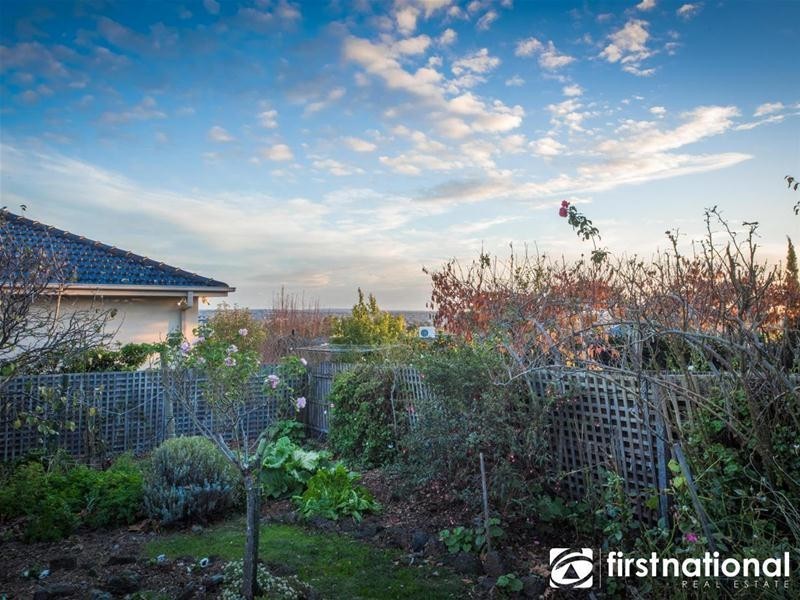 1 Renwarl Close, Berwick VIC 3806