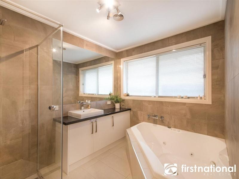 1 Manatoka Crescent, Hampton Park VIC 3976