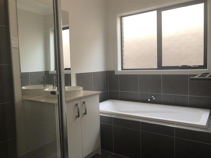 11 Ezra Crescent, Officer VIC 3809