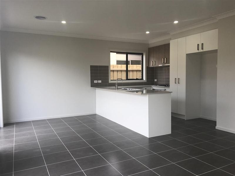 11 Ezra Crescent, Officer VIC 3809