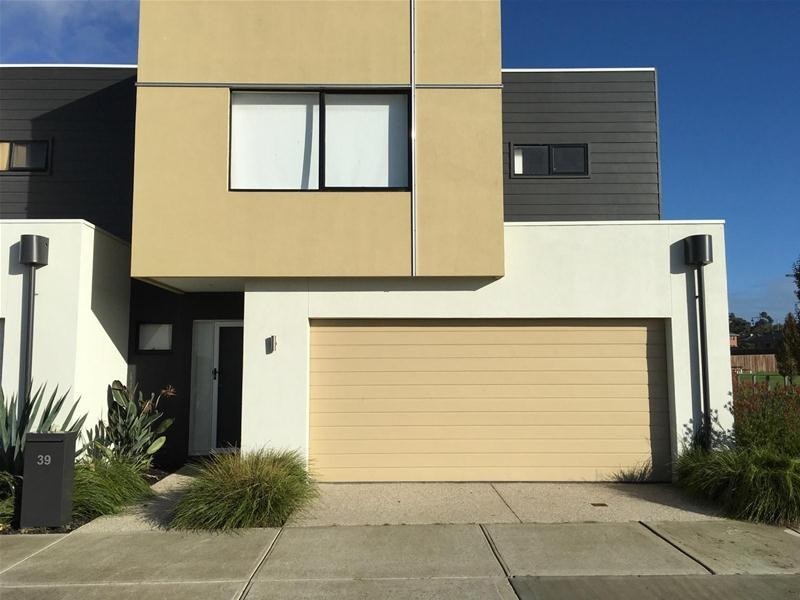 39 Hammond Crescent, Officer VIC 3809