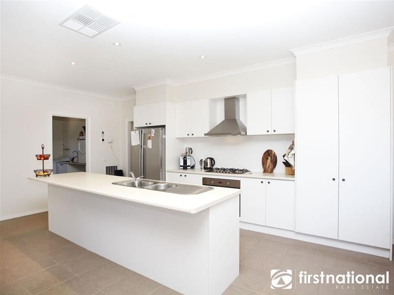 6 Half Moon Crescent, Pakenham VIC 3810