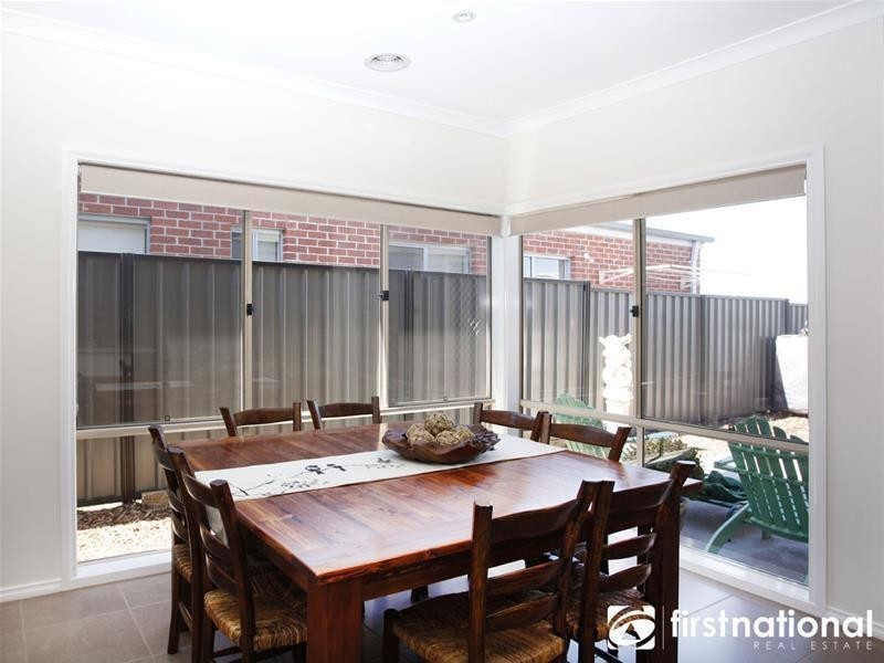 6 Half Moon Crescent, Pakenham VIC 3810