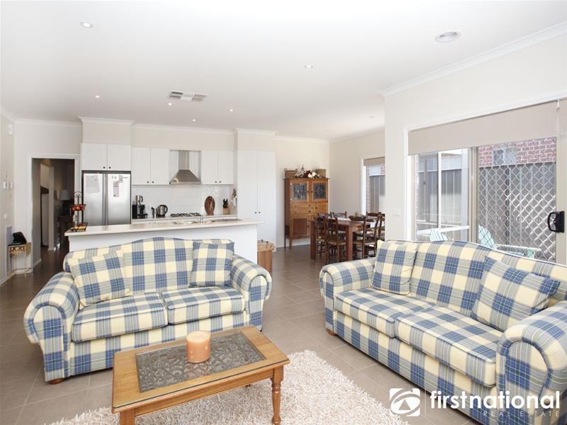 6 Half Moon Crescent, Pakenham VIC 3810