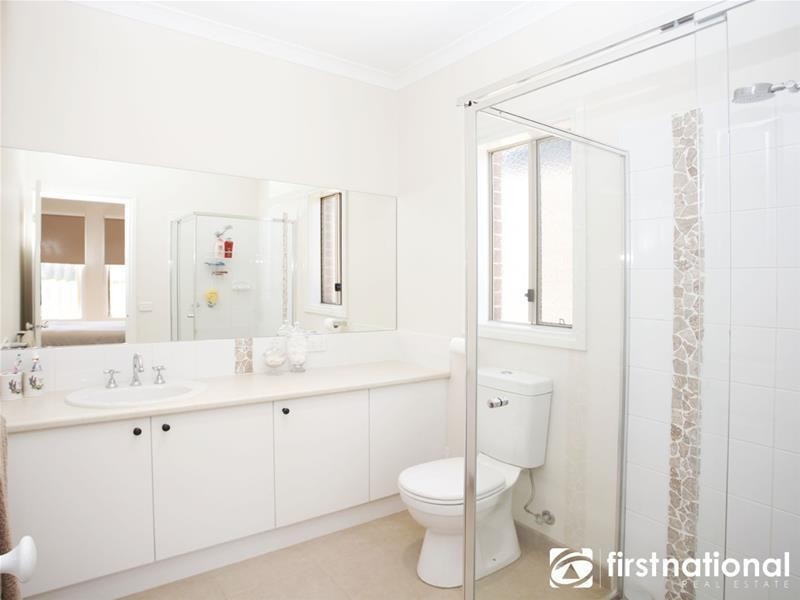 6 Half Moon Crescent, Pakenham VIC 3810