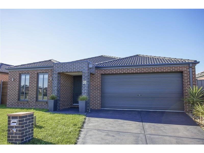 33 Statesman Circuit, Cranbourne East VIC 3977