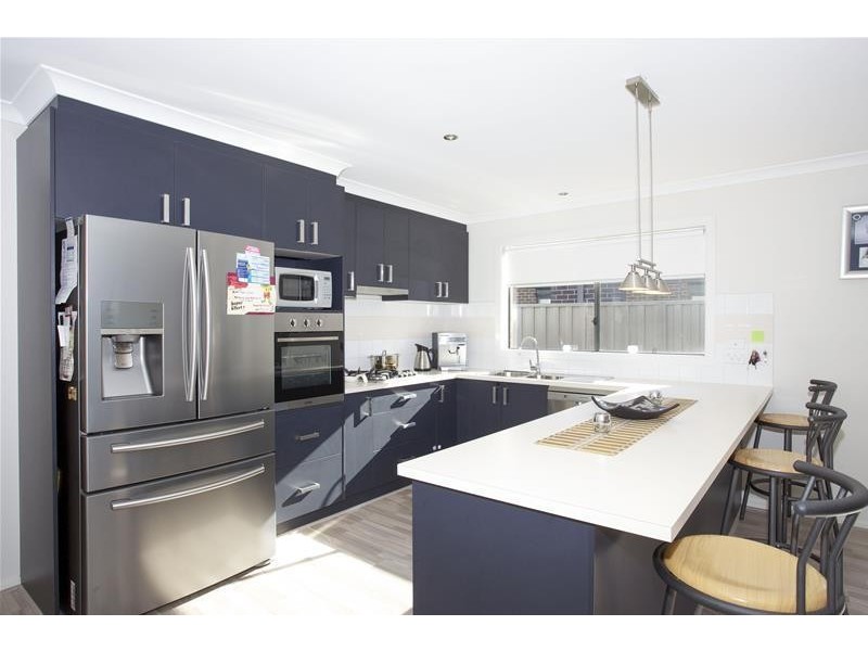 33 Statesman Circuit, Cranbourne East VIC 3977