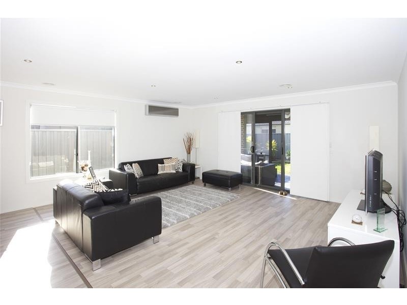 33 Statesman Circuit, Cranbourne East VIC 3977