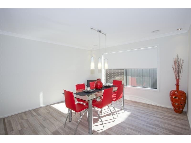 33 Statesman Circuit, Cranbourne East VIC 3977