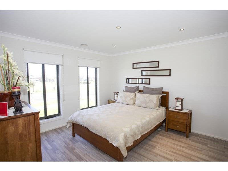 33 Statesman Circuit, Cranbourne East VIC 3977