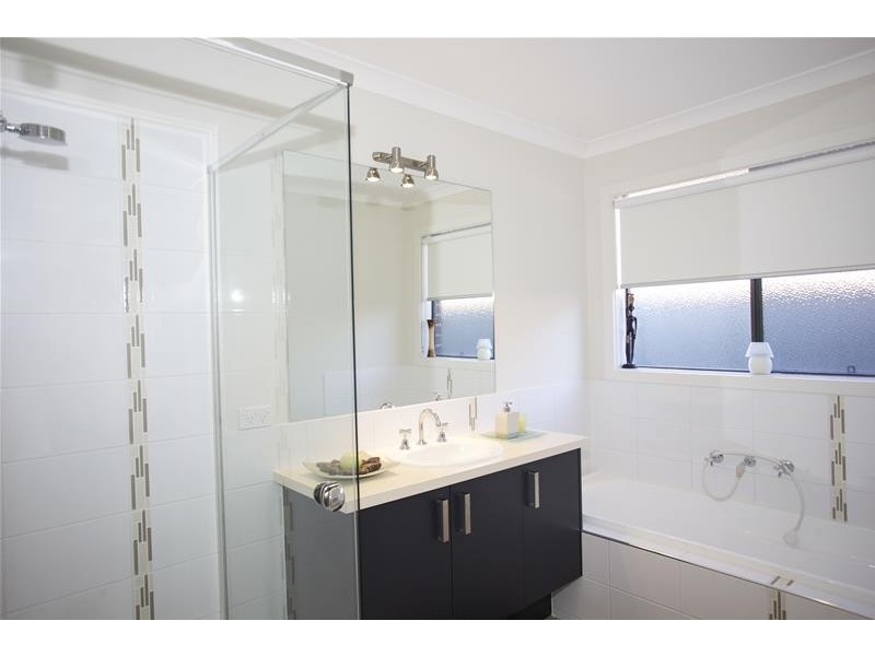 33 Statesman Circuit, Cranbourne East VIC 3977