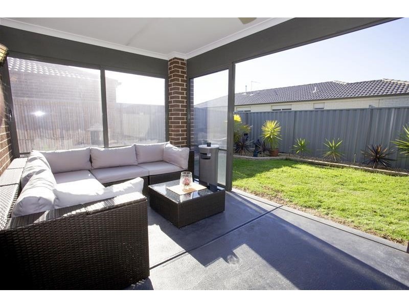 33 Statesman Circuit, Cranbourne East VIC 3977