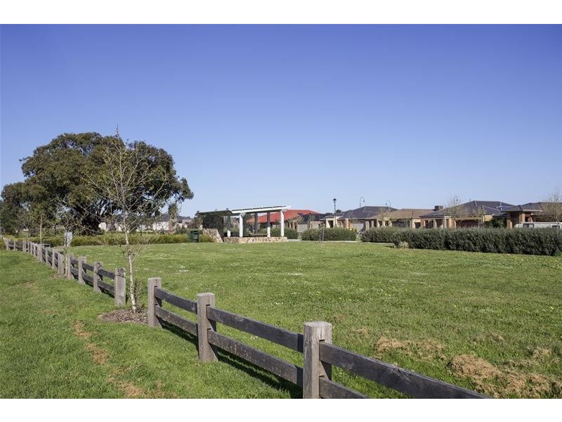 33 Statesman Circuit, Cranbourne East VIC 3977